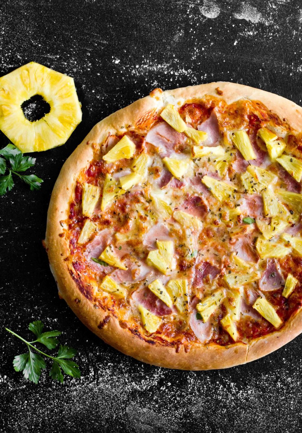 Pizza hawajska z szynką i ananasem