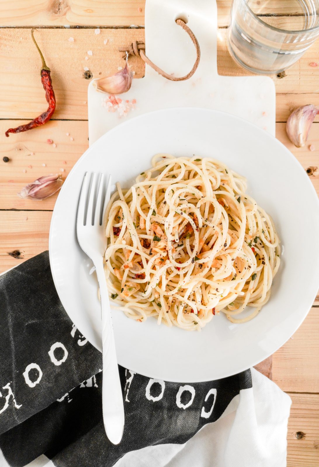 Spaghetti aglio, olio e peperoncino - Makaron z czosnkiem, oliwą i chili
